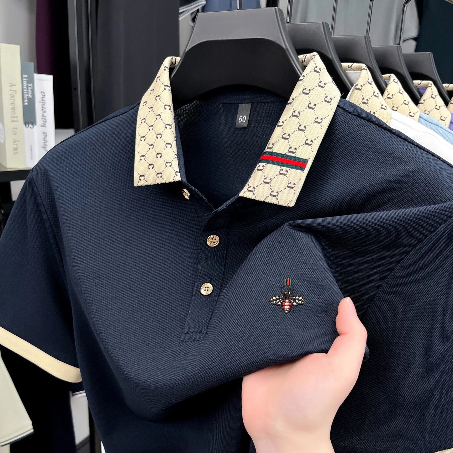 Polo BeeLux — Jacquard Bordado Premium